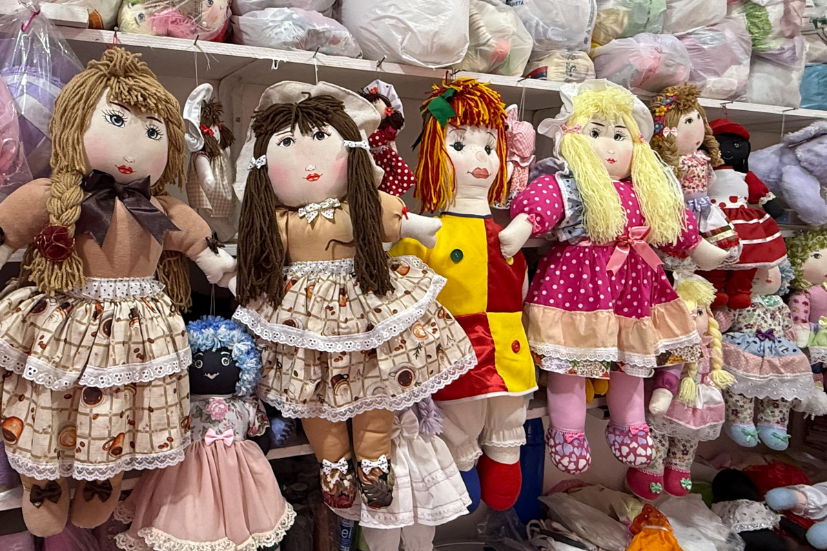 Bonecas de pano artesanais expostas para venda
